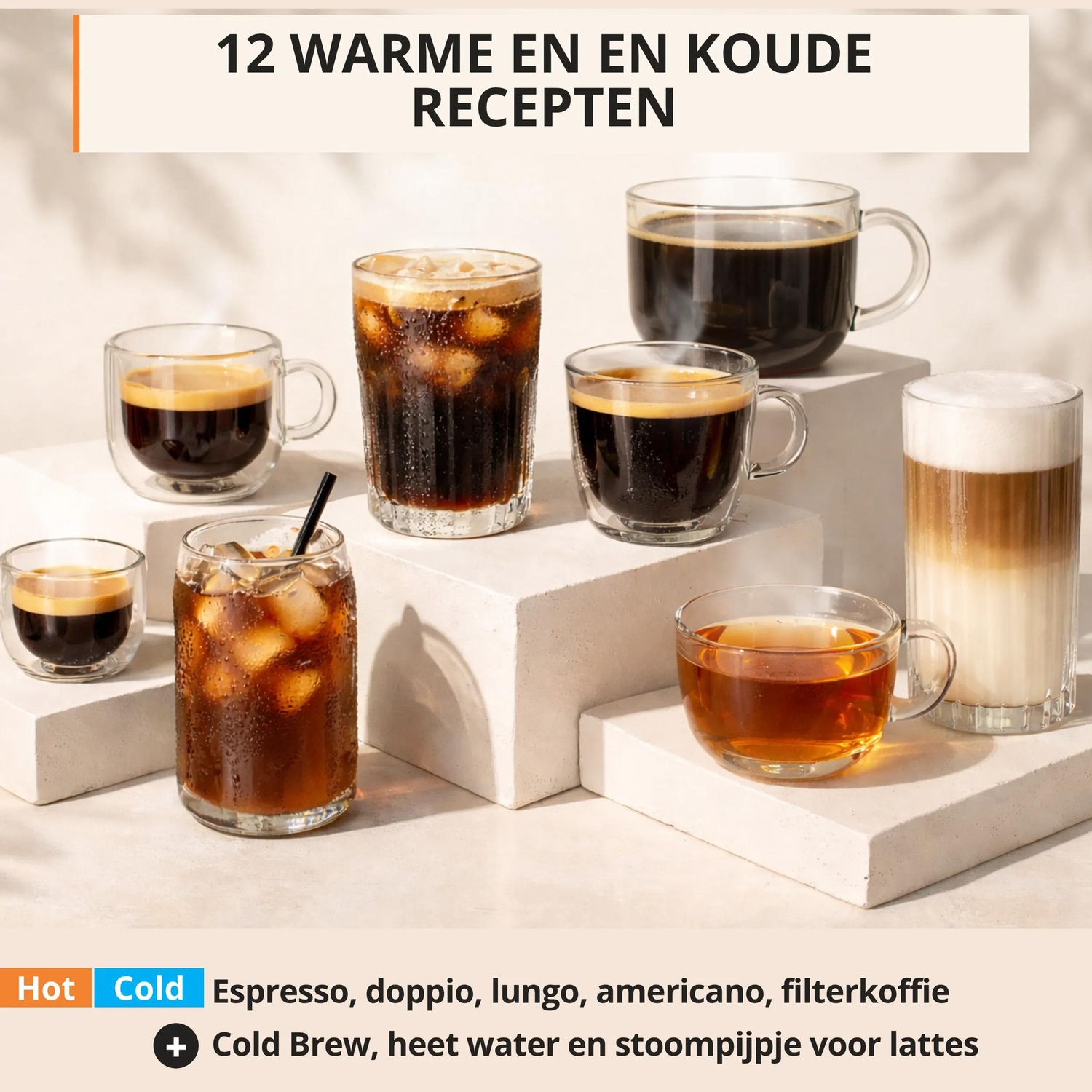 Diverses boissons à base de café chaud et froid dans des tasses en verre sur des blocs blancs.