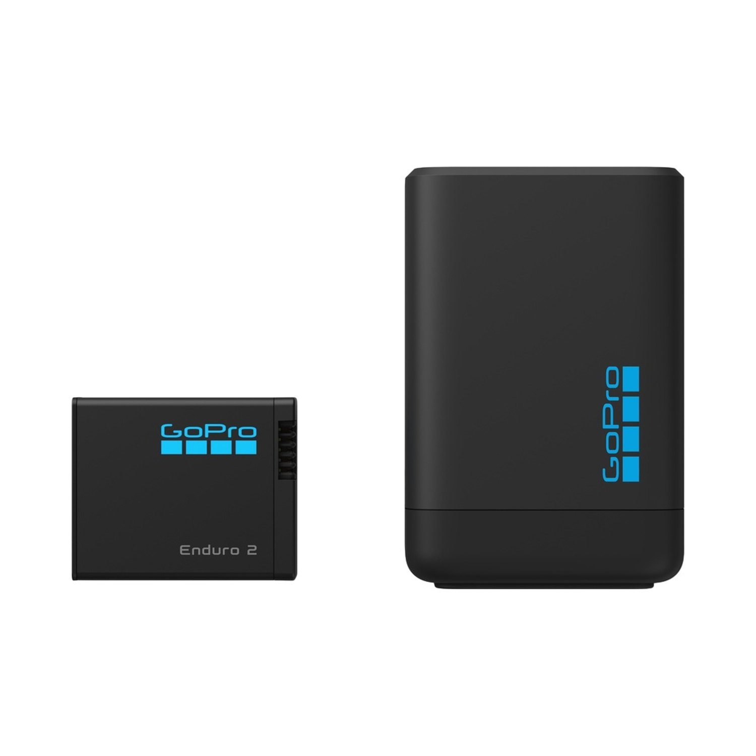 Una batteria nera GoPro Enduro 2 accanto al caricabatterie su sfondo bianco.