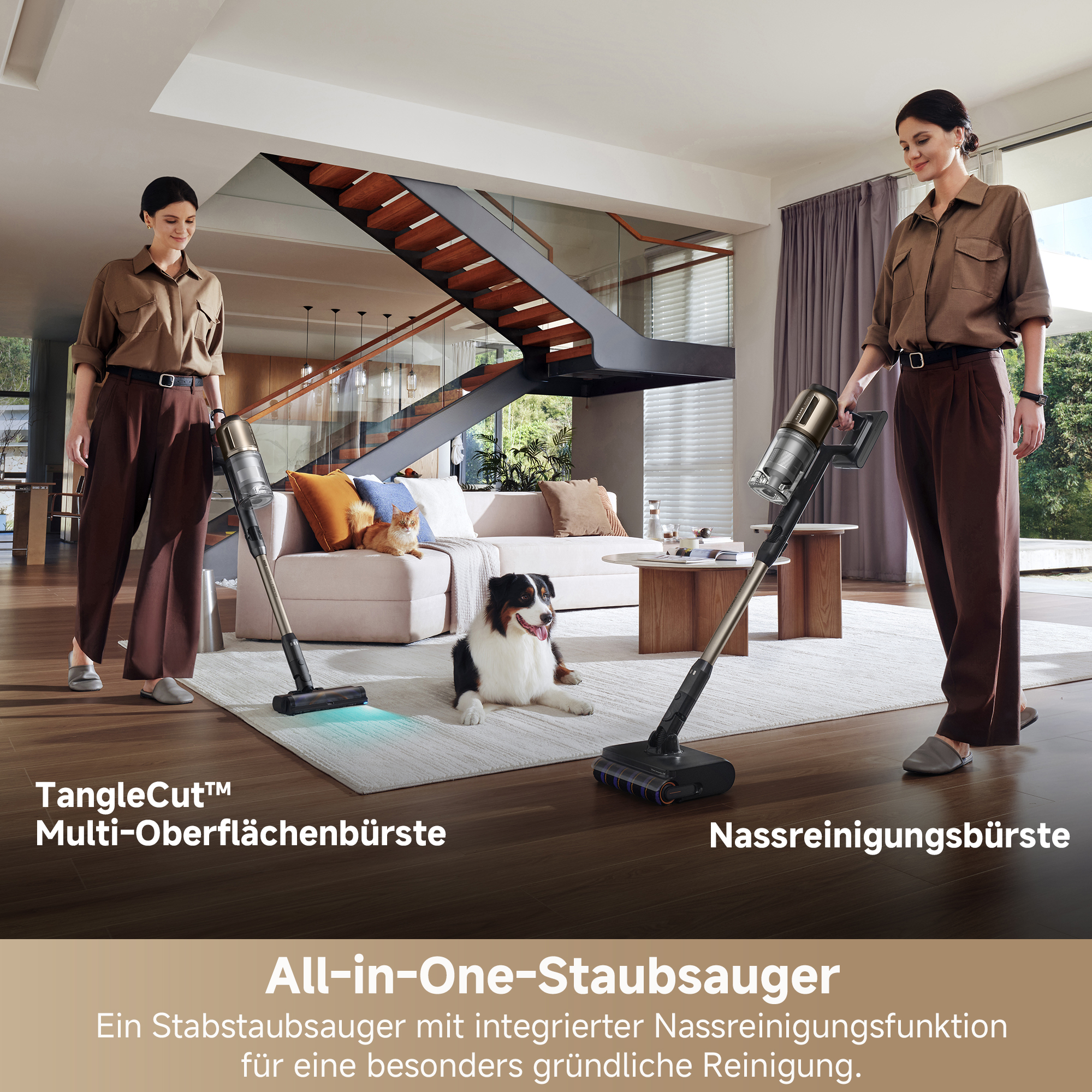 Eine Frau in einer modernen Wohnung benutzt einen kabellosen Staubsauger, während ein Hund und eine Katze auf dem Sofa liegen.