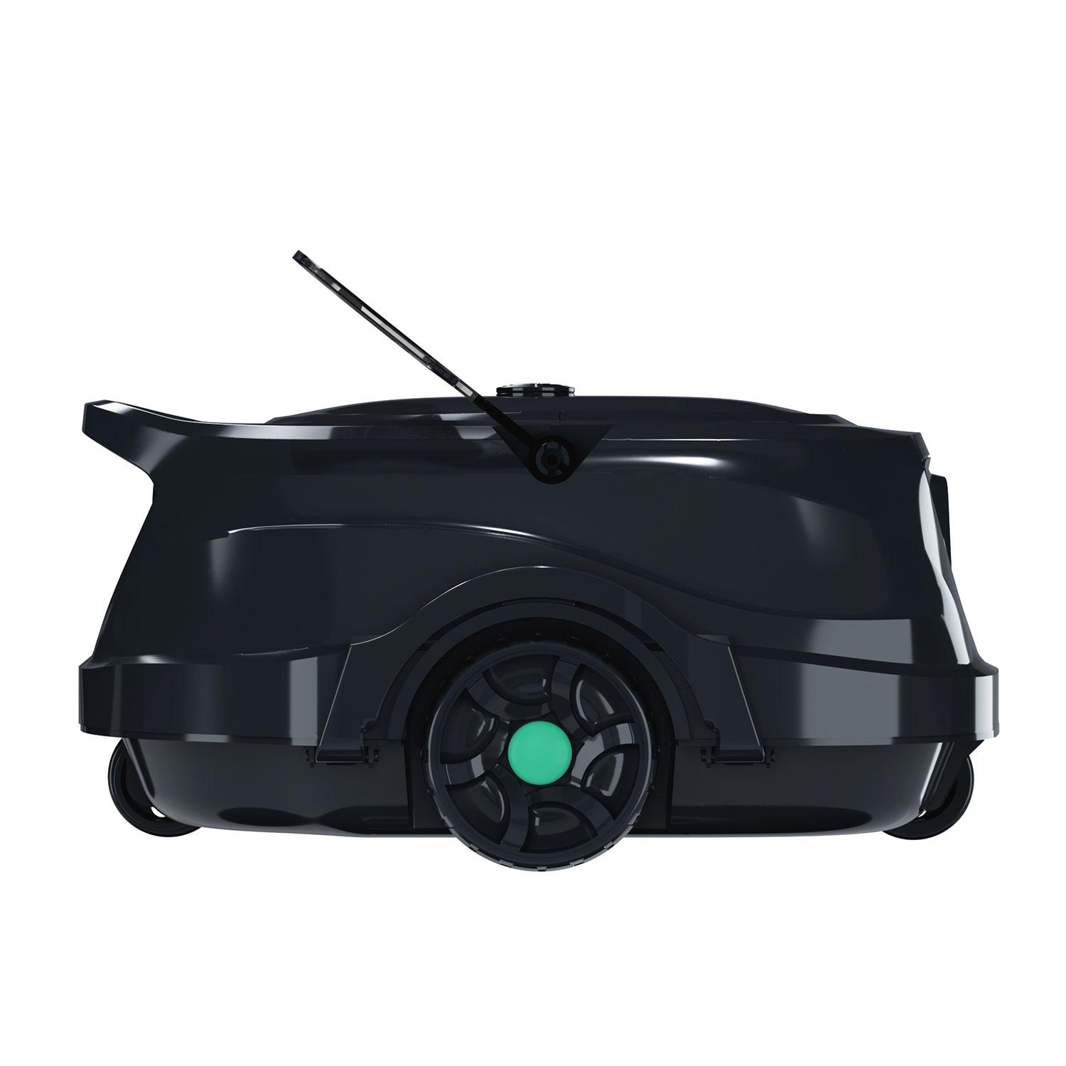 Schwarzer Roboter mit grünen Radkappen und einer dünnen Antenne auf einer weißen Fläche.