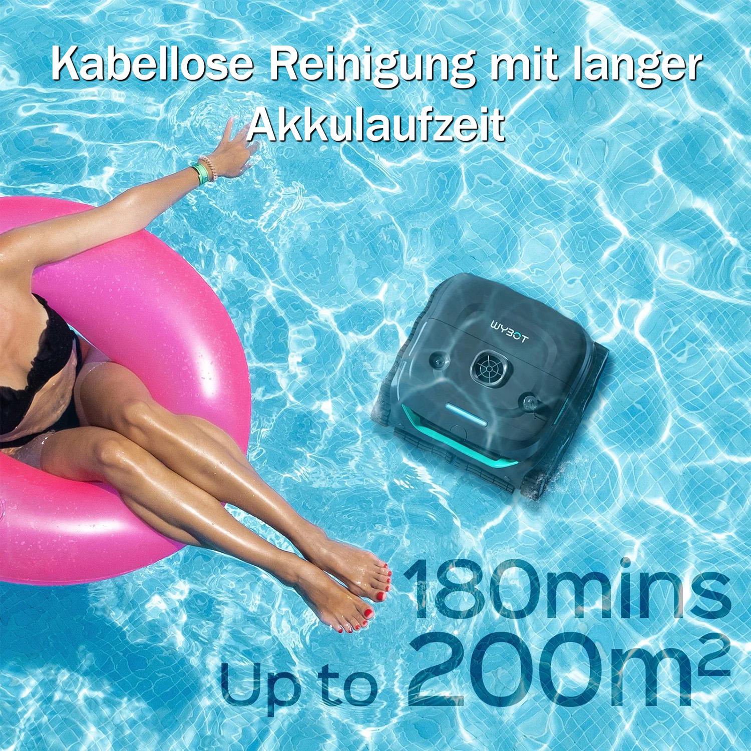 Ein blauer Pool mit einer Frau auf einem rosa Schwimmring und einem automatischen Poolreiniger.