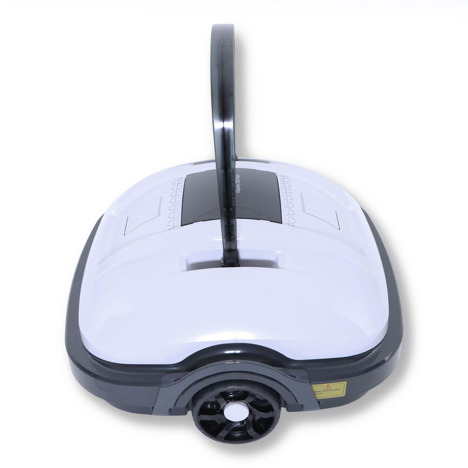 Ein weißer Poolreinigungsroboter mit schwarzem Griff und Vorderrad auf weißem Hintergrund.