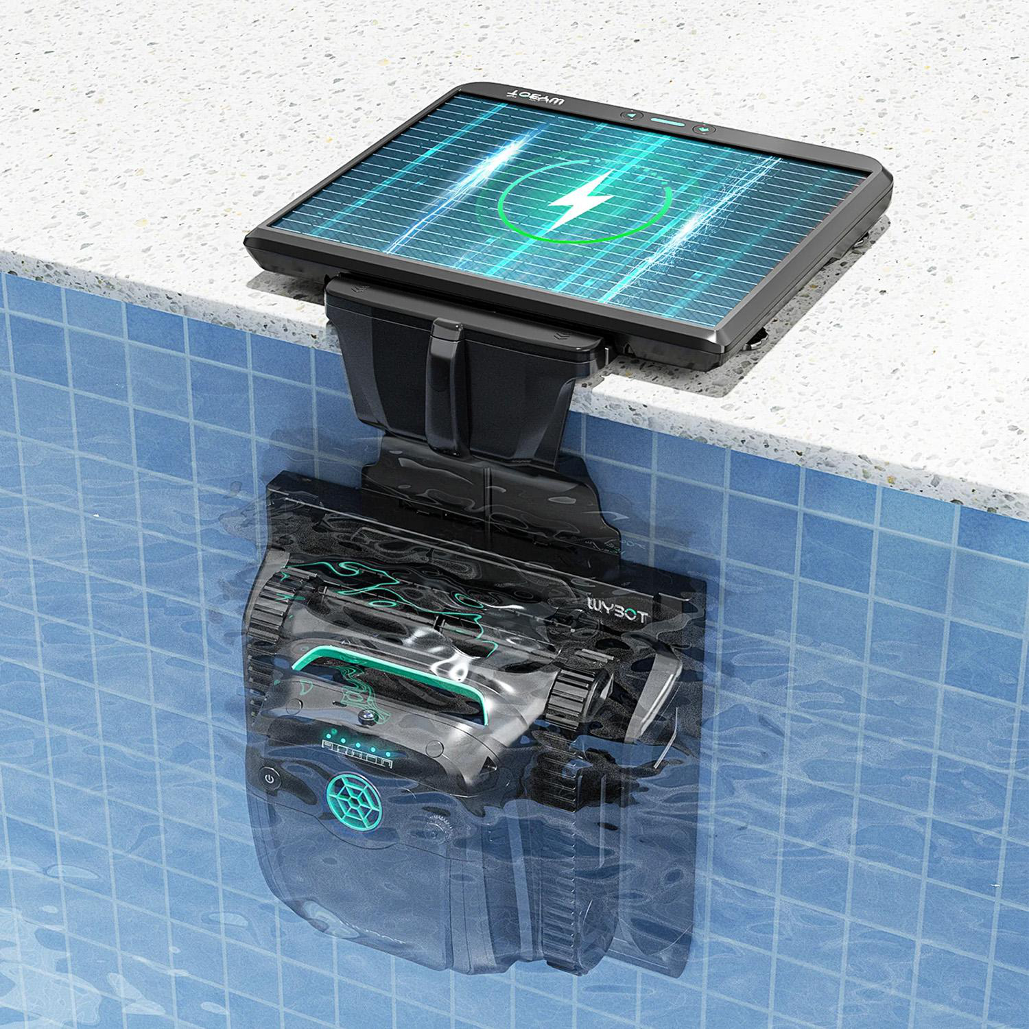 Ein schwarzer Pool-Skimmer-Robot mit Solarpaneel ist am gefliesten Beckenrand eines Pools montiert.