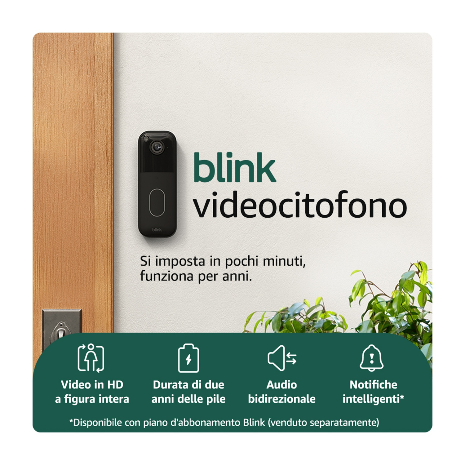 Un videocitofono Blink nero montato su una parete bianca accanto a una porta in legno, con testo verde e icone.