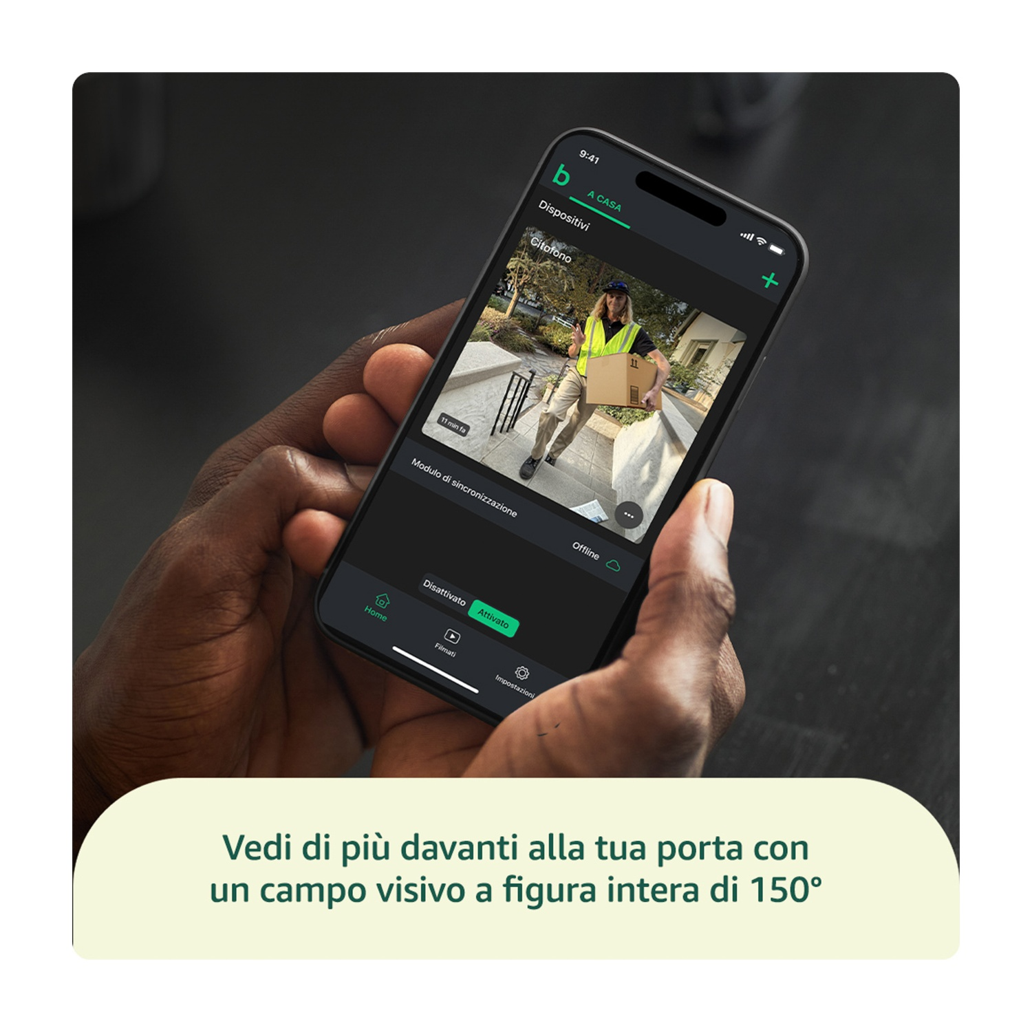 Uno smartphone mostra un'app di videosorveglianza con una persona alla porta.