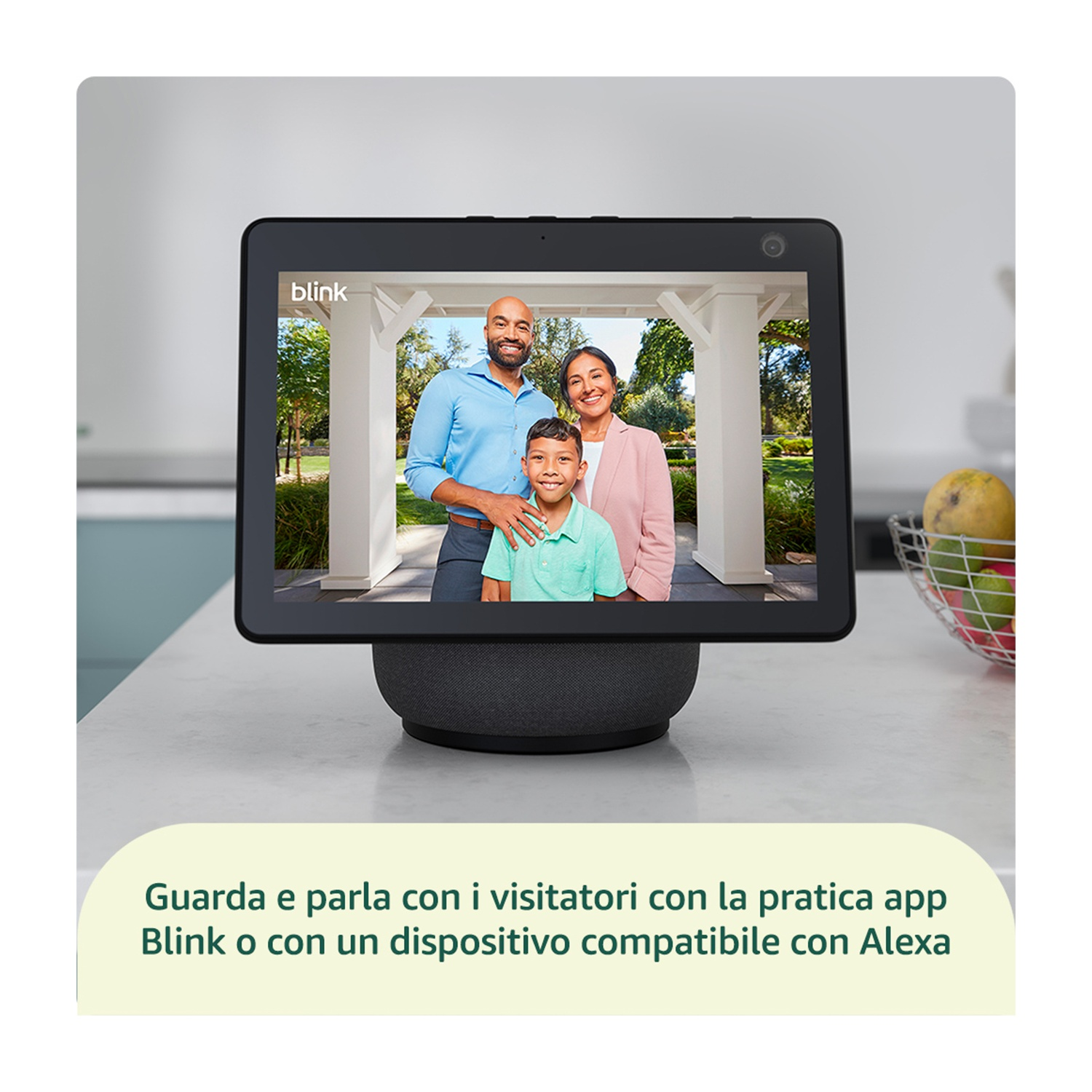 Uno schermo intelligente su un bancone mostra una famiglia in veranda davanti a un giardino verde.