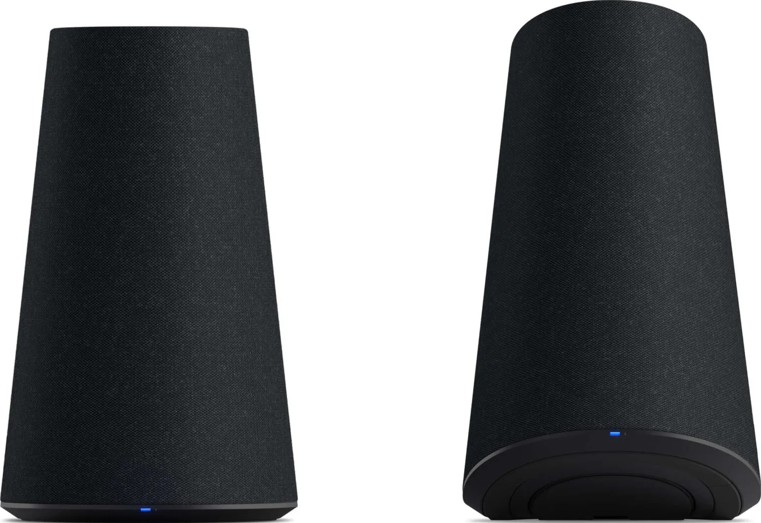 Due altoparlanti wireless alti, neri e conici con rete in tessuto e una piccola spia blu su sfondo bianco.