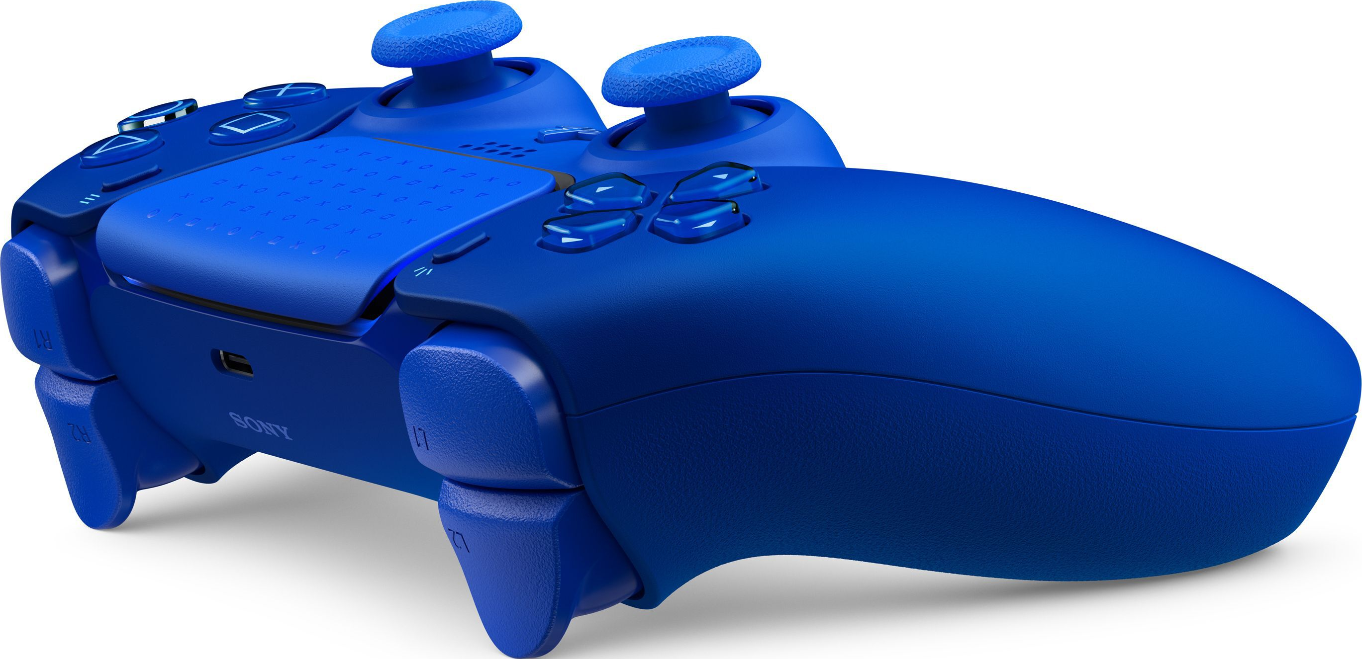 Une manette PlayStation bleue vue de biais sur fond blanc.