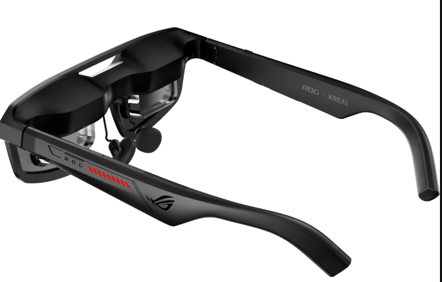Schwarze ROG XREAL AR-Brille aus der Rückansicht mit roten Akzenten und Branding am Brillenbügel.