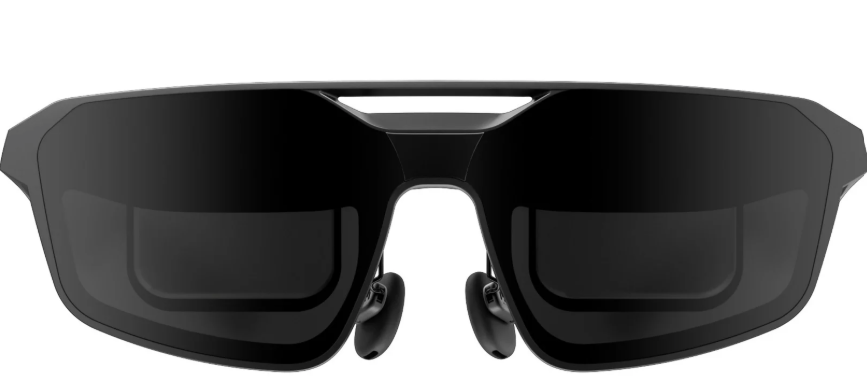 Moderne schwarze Sportsonnenbrille mit abgedunkelten Gläsern und Nasenpads auf weißem Hintergrund.