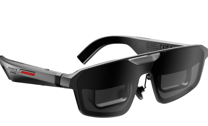 Schlichte schwarze Smart Glasses mit dunklen Gläsern und roten Akzenten vor weißem Hintergrund.