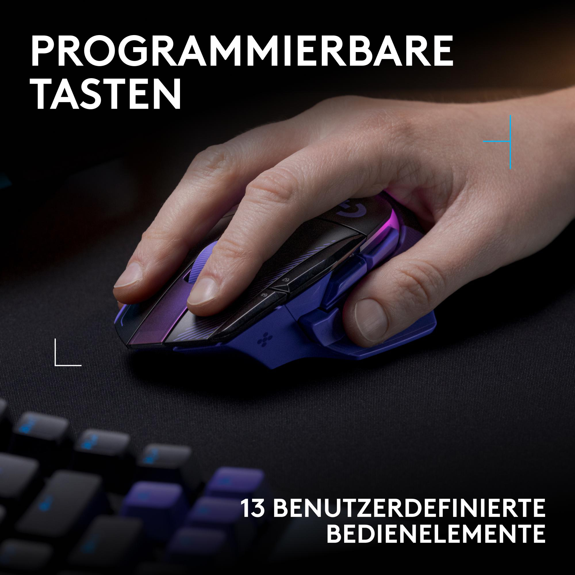 Hand bedient eine schwarze und violette Gaming-Maus mit programmierbaren Tasten auf einem Mauspad.