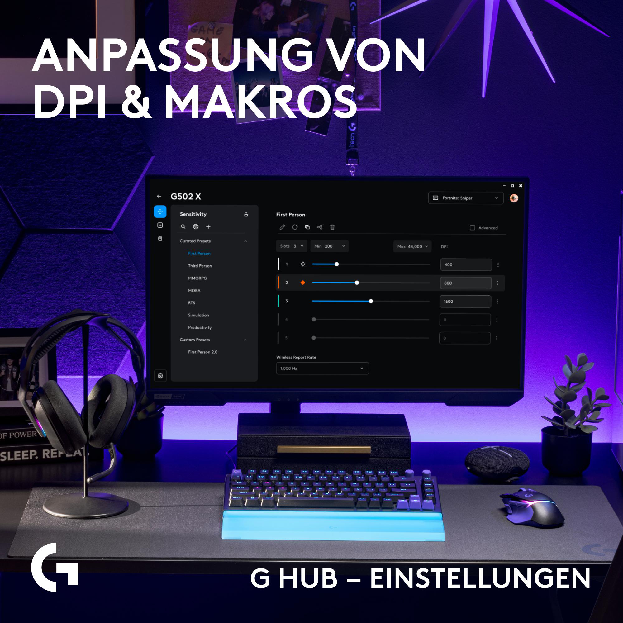 Ein Gaming-Schreibtisch mit Monitor, der G HUB-Software, Tastatur, Maus und Kopfhörern bei blauer Beleuchtung.