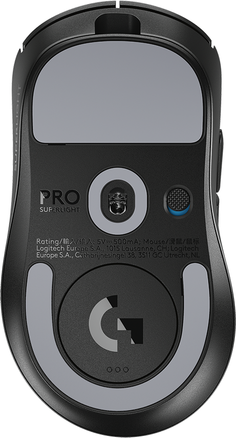 Egy fekete Logitech G Pro Superlight számítógépes egér alja szenzorokkal és szöveggel.