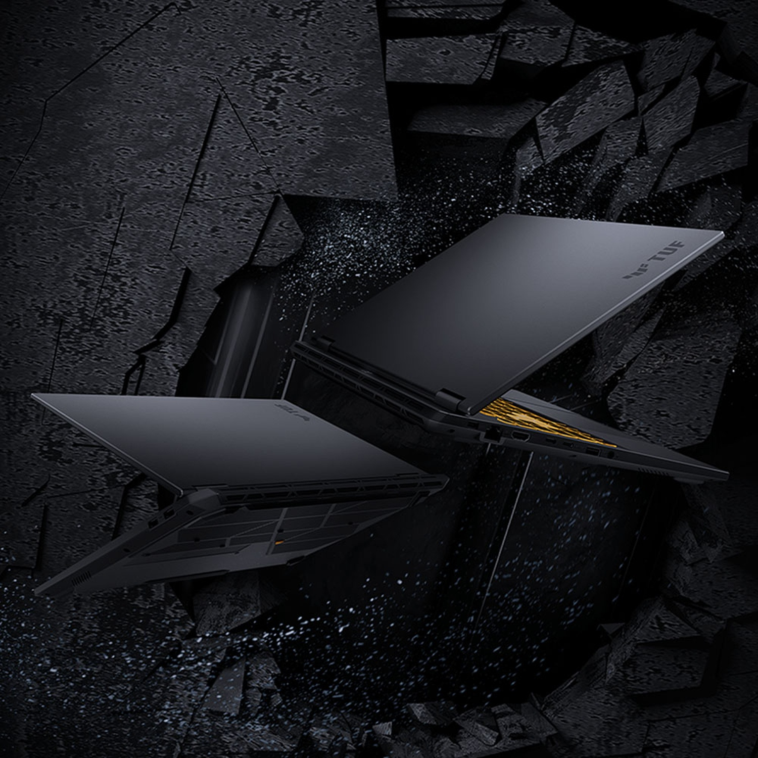 Twee zwarte laptops zweven voor een gebroken donkere achtergrond.