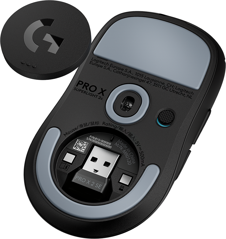 Egy fekete Logitech Pro X Superlight 2 egér alja nyitott USB-vevő rekesszel és mágneses koronggal.