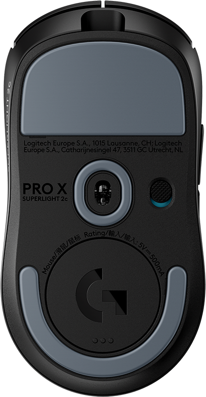 Egy fekete Logitech PRO X Superlight 2c egér alja szenzorokkal és csúszótalpakkal.