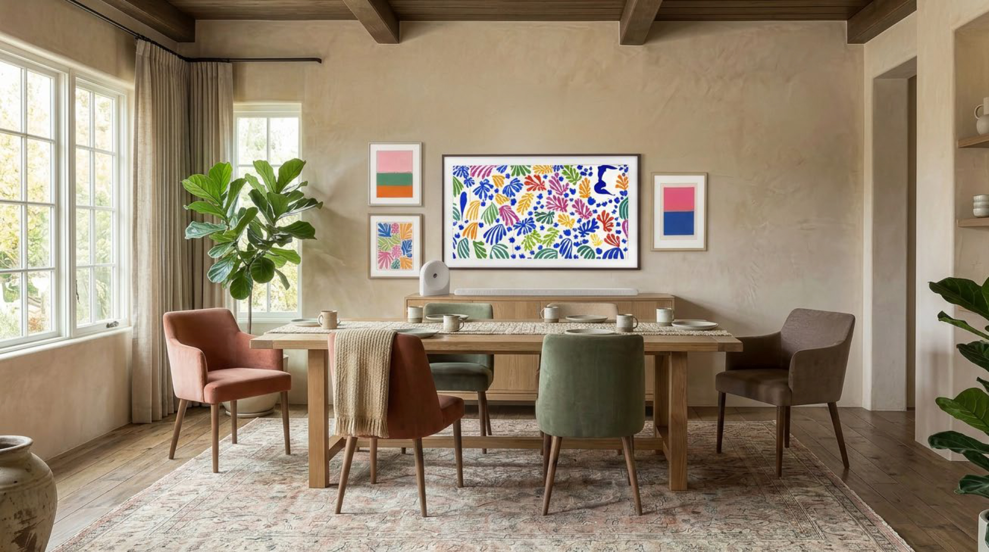 Un comedor acogedor con mesa de madera, sillas coloridas, plantas en maceta y arte moderno.