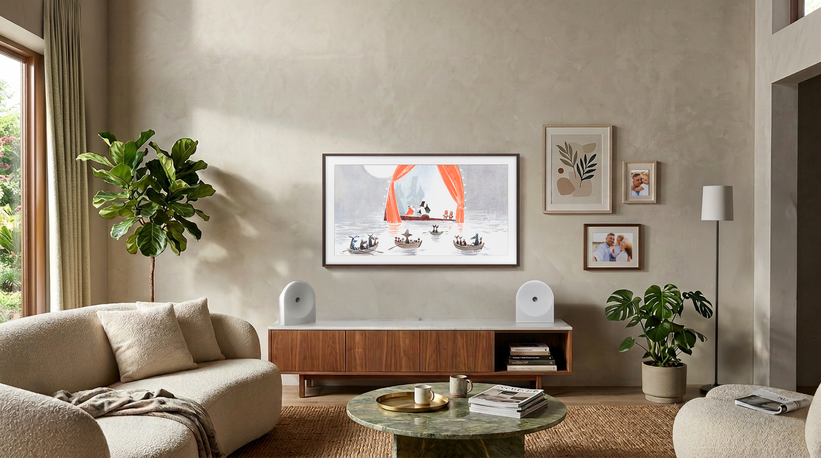 Sala de estar con sofá claro, credenza de madera y televisor en la pared, flanqueados por plantas y fotos.