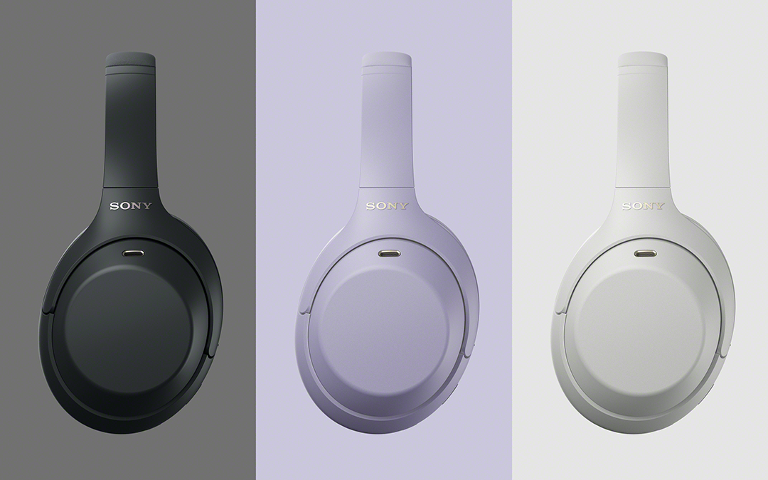 Három Sony fejhallgató fekete, levendula és fehér színben, hozzá illő háttérrel.