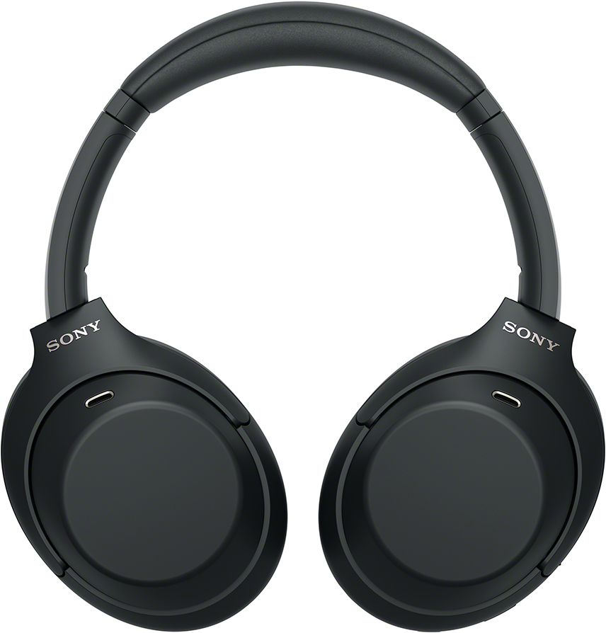 Fekete Sony over-ear fejhallgató lekerekített fejpánttal és márkajelzéssel a fülpárnákon fehér háttér előtt.