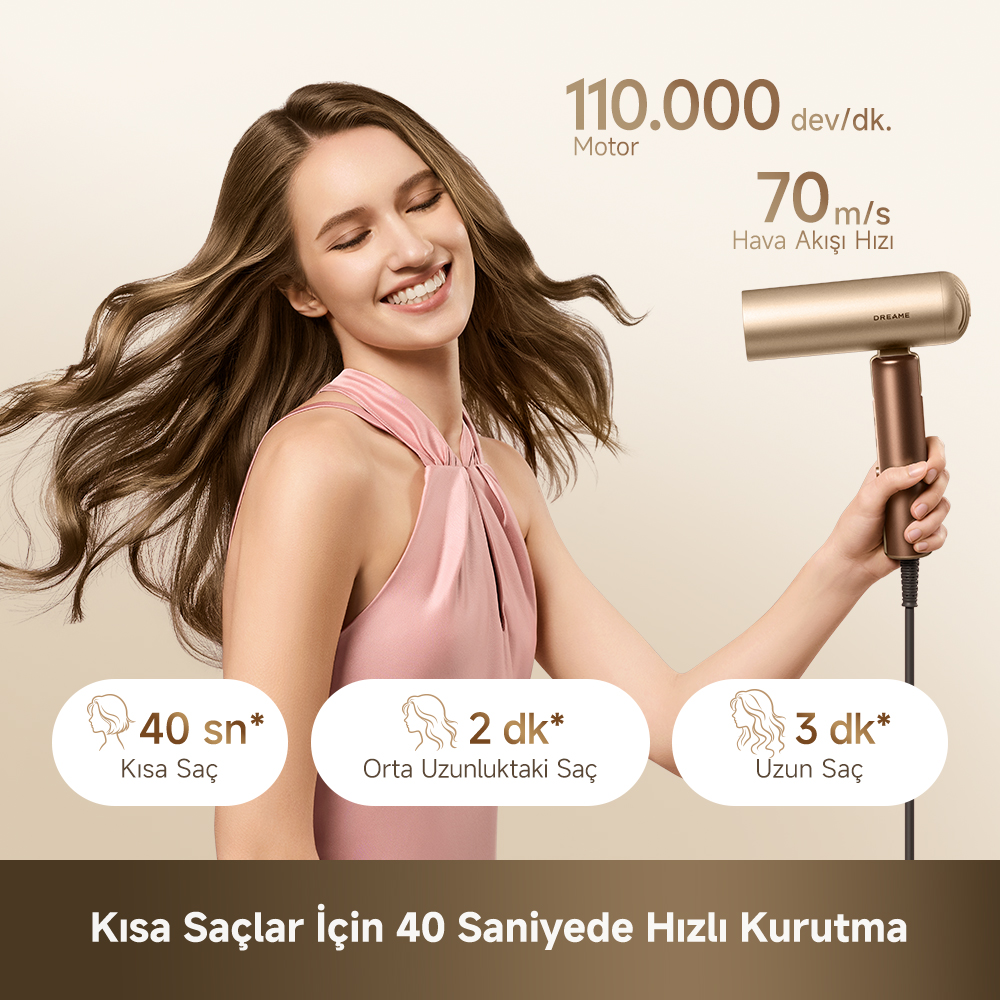 Saçları savrulan gülen bir kadın bej arka plan önünde altın rengi saç kurutma makinesi tutuyor.