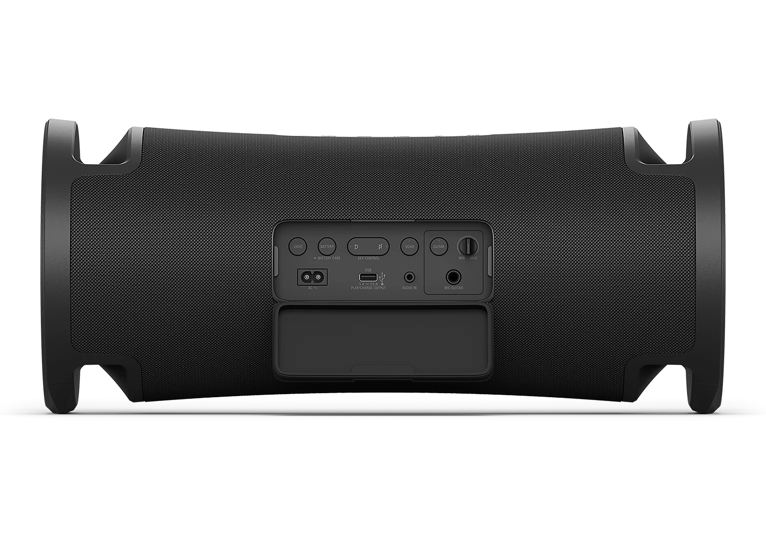 Siyah arka plan üzerinde ortada çeşitli bağlantı noktalarına sahip siyah kablosuz hoparlörün arka görünümü.