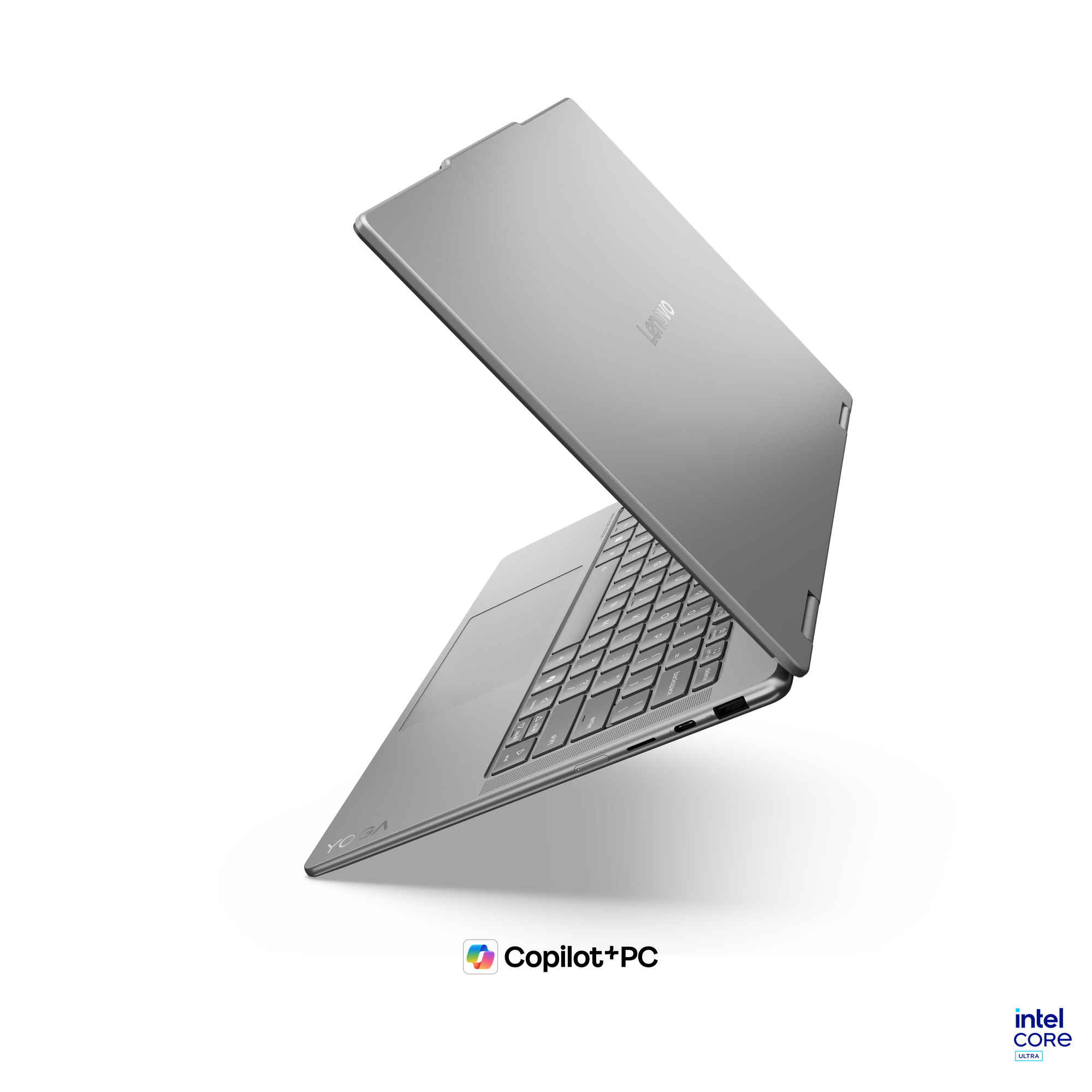 Siyah arka planda açılı duran gümüş renkli Lenovo Yoga dizüstü bilgisayar ve Intel Core Ultra logosu.
