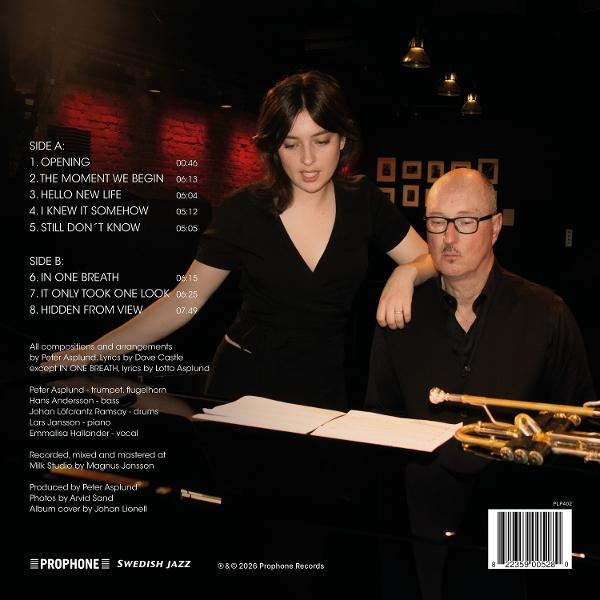 Eine Sängerin beugt sich über einen Pianisten, während eine Trompete auf dem Klavier liegt, neben Tracklists und Texten.