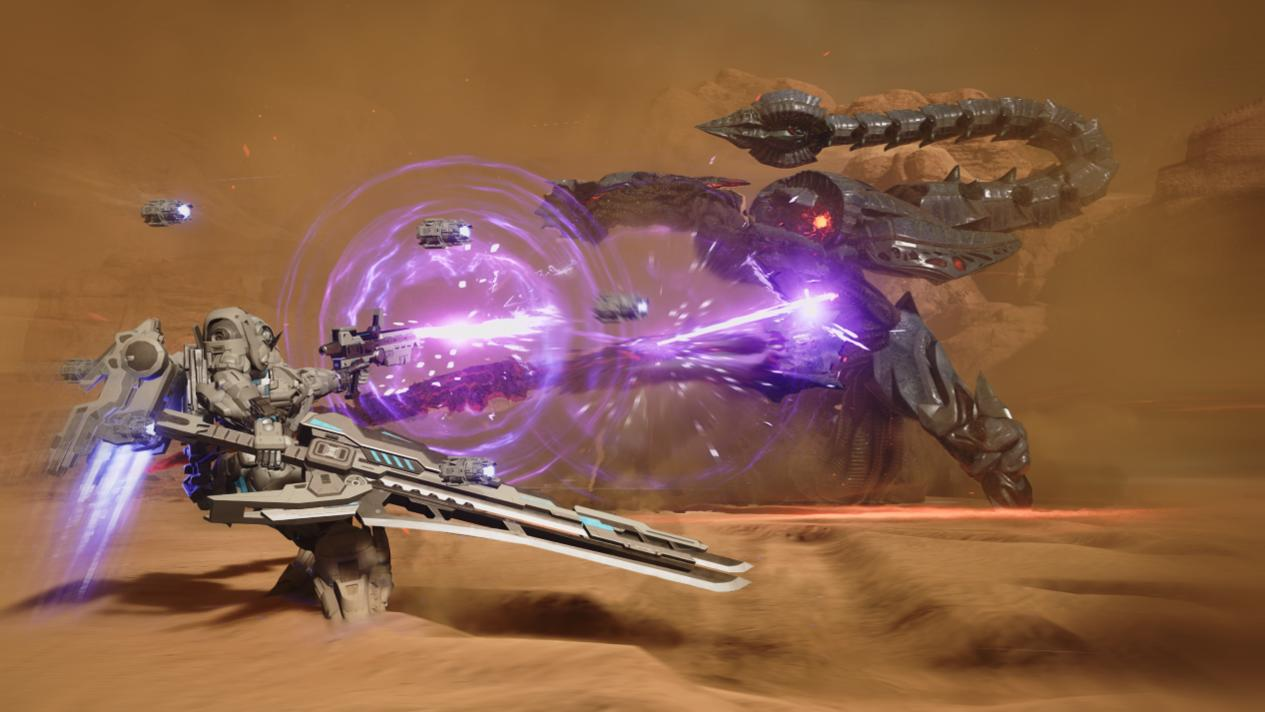 Ein Soldat in Rüstung schießt mit einer violetten Energiewaffe auf ein großes skorpionähnliches Roboterwesen.