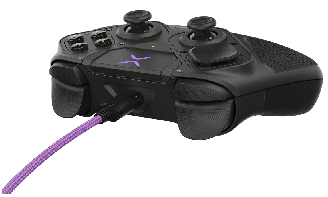 Une manette de jeu noire avec deux joysticks et un câble USB violet branché sur un fond blanc.