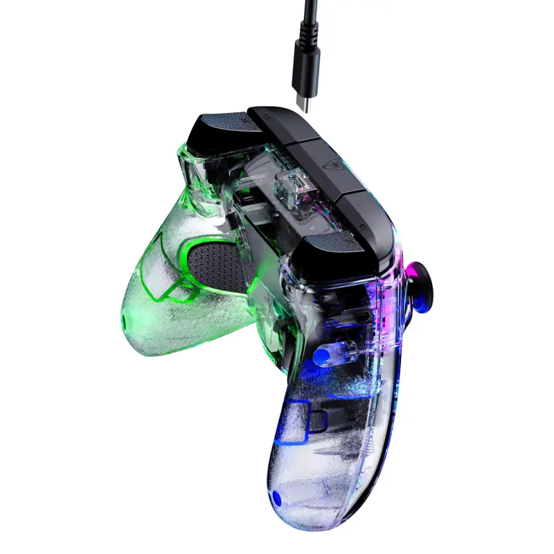 Une manette de jeu transparente avec un éclairage coloré et un câble USB connecté.