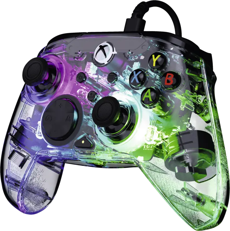 Manette Xbox transparente avec lumières internes vertes et violettes sur fond noir.