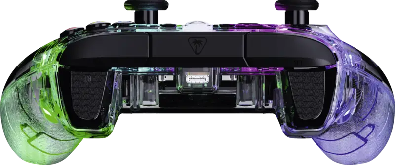 Une manette noire avec des poignées transparentes brillant en vert et violet sur fond noir.