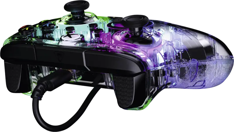 Manette de jeu transparente avec éclairage interne coloré et câble noir connecté sur fond noir.