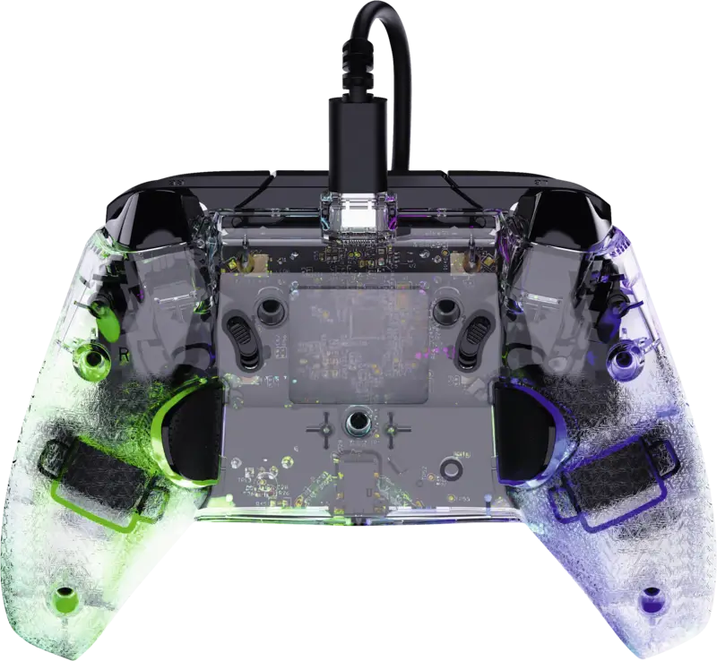 Manette de jeu transparente avec éclairage intérieur coloré et câble USB-C branché.