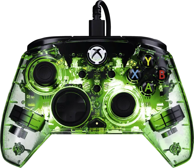 Manette Xbox verte transparente avec circuits internes visibles et lumières éclatantes sur fond noir.