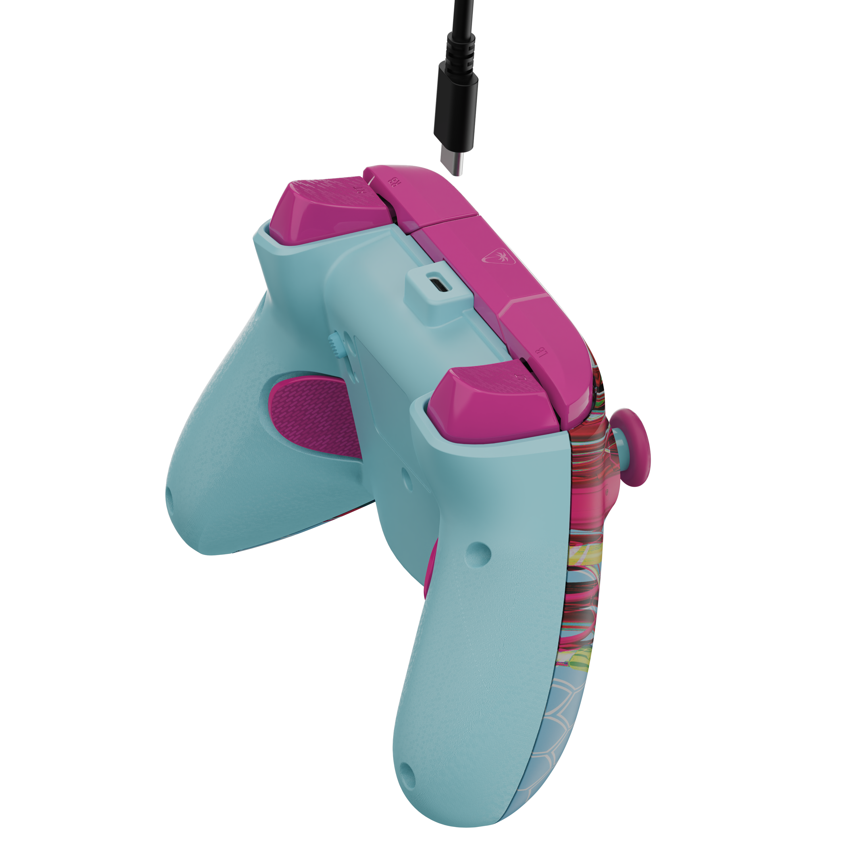 Manette de jeu rose et bleu clair avec un câble USB-C au-dessus sur fond noir.