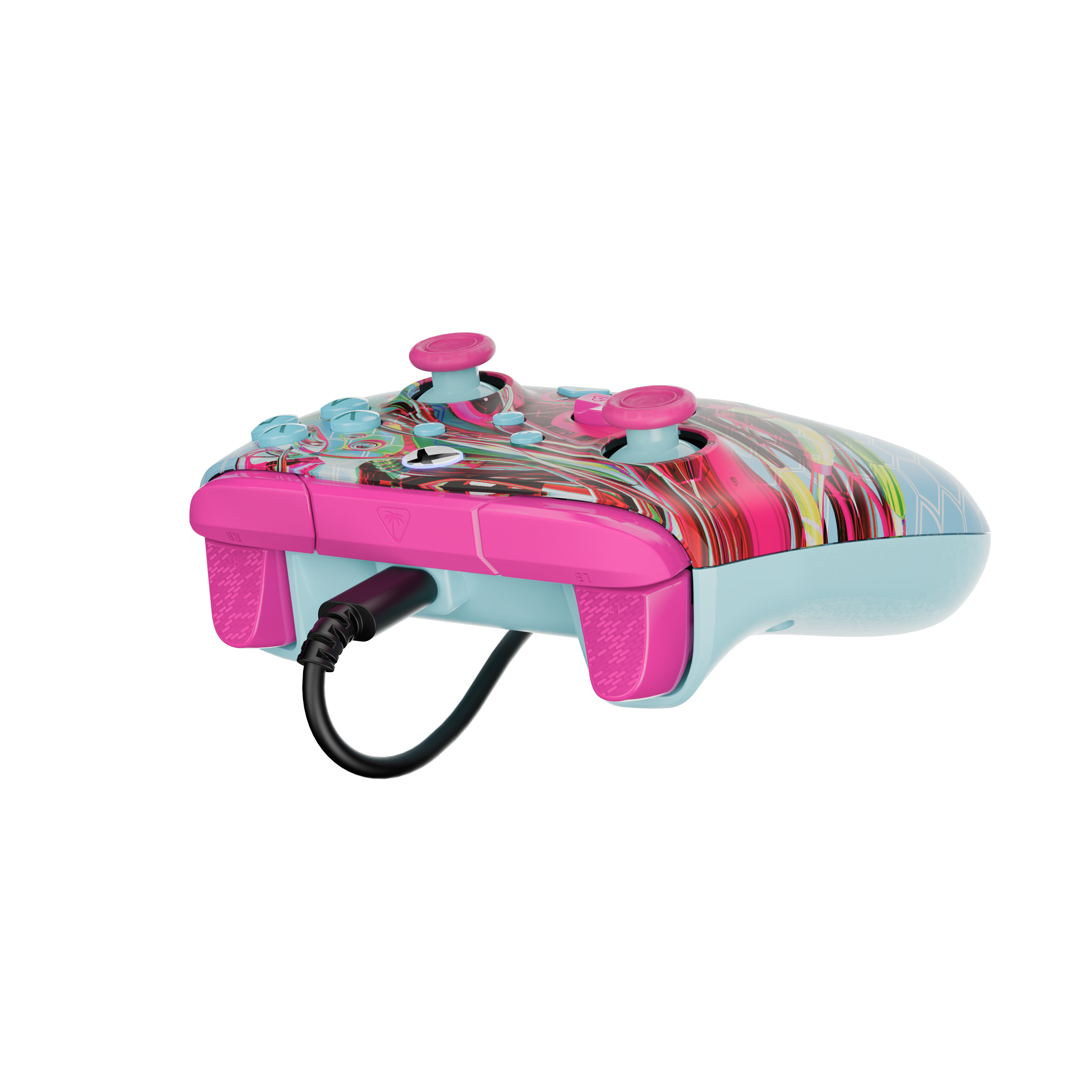 Une manette Xbox colorée avec des accents roses et bleus, connectée avec un câble noir sur fond noir.