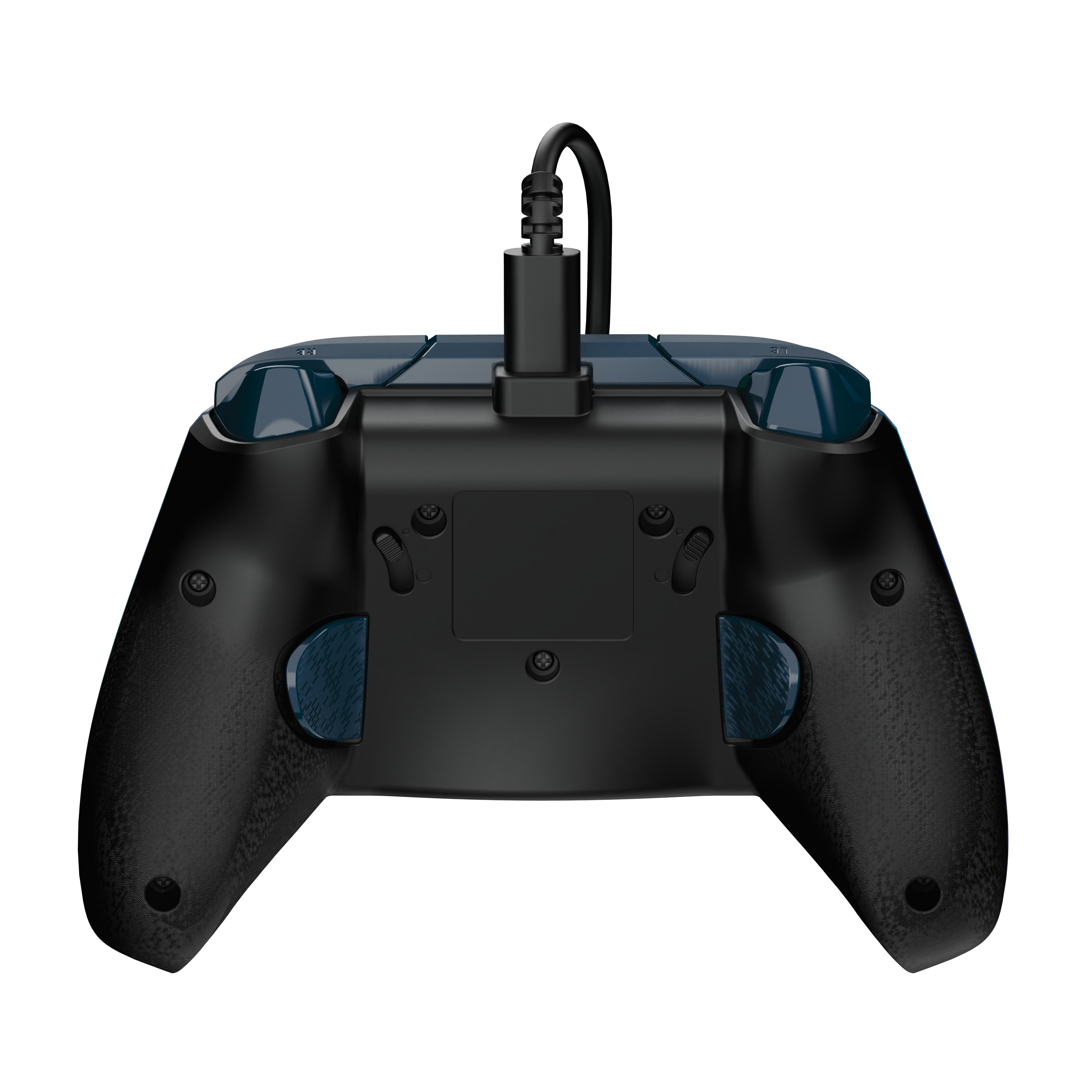 Vue arrière d'une manette noire avec un câble USB connecté sur fond noir.