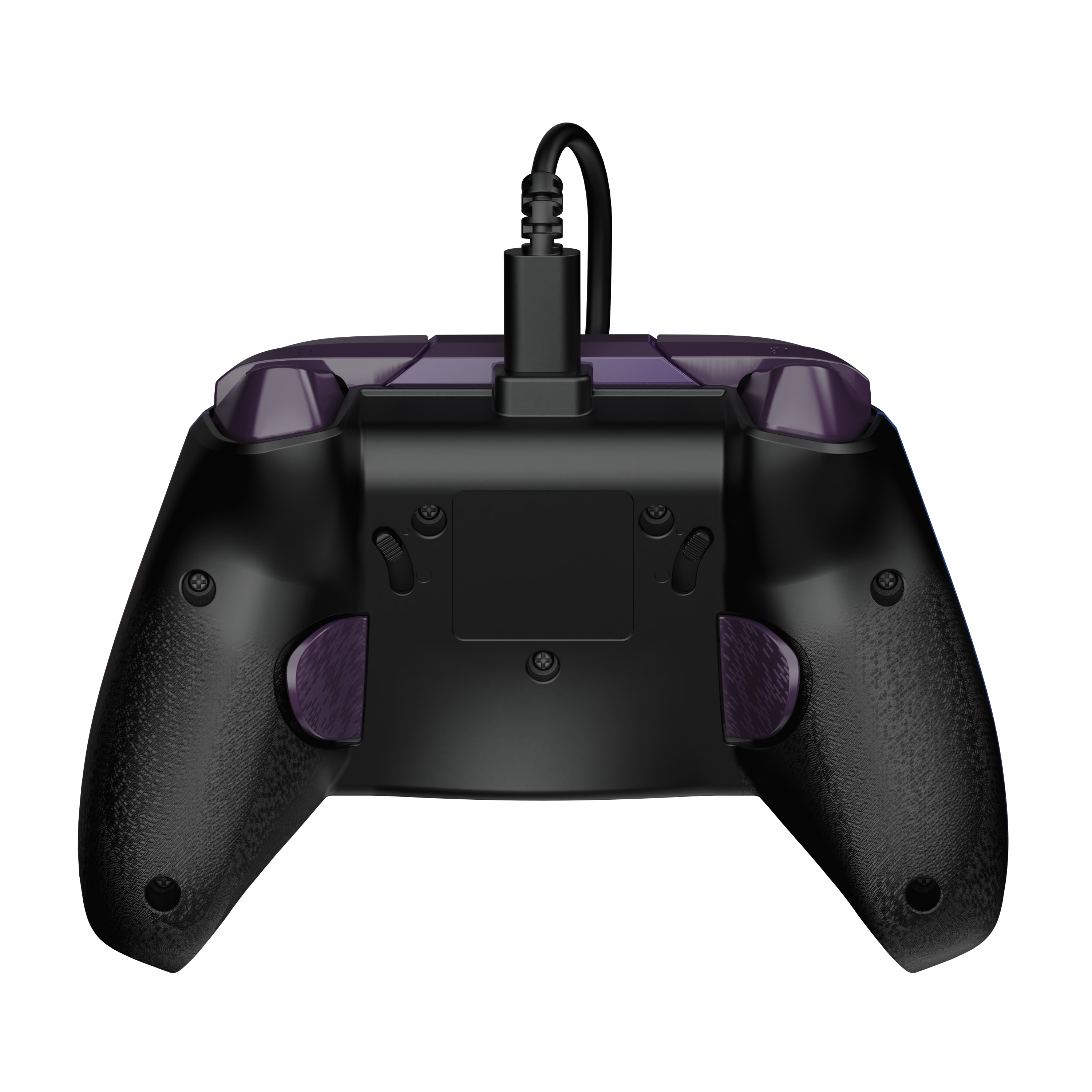Vue arrière d'une manette de jeu noire avec des accents violets et un câble USB-C branché.
