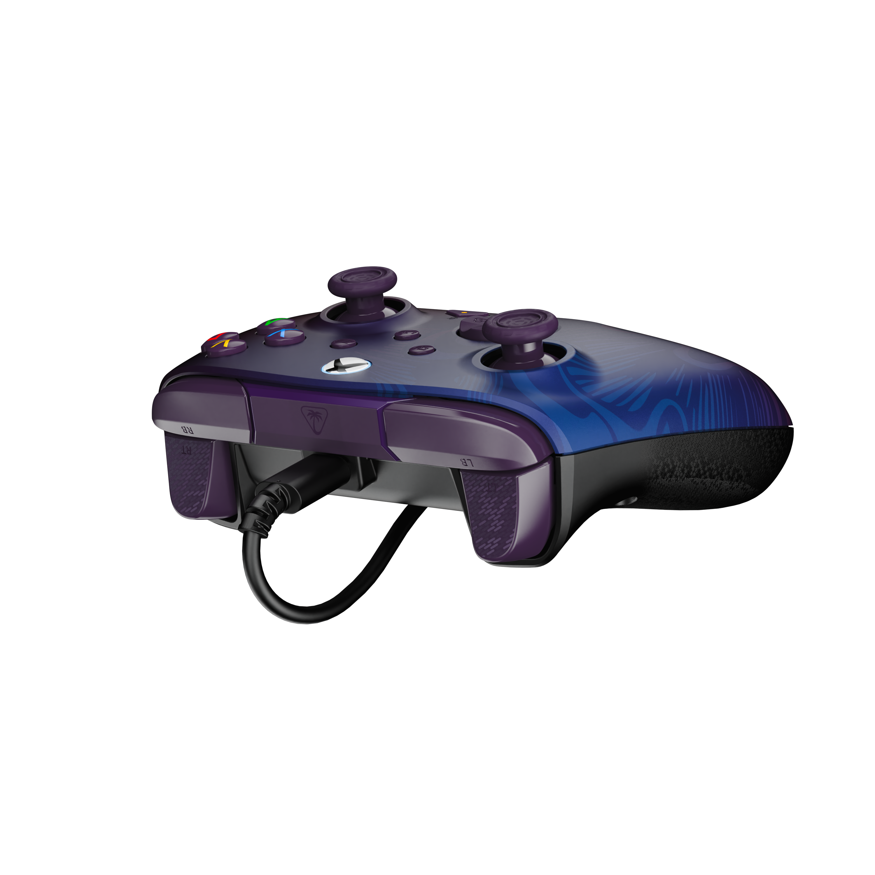 Une manette Xbox violette et bleue connectée à un câble USB sur fond noir.