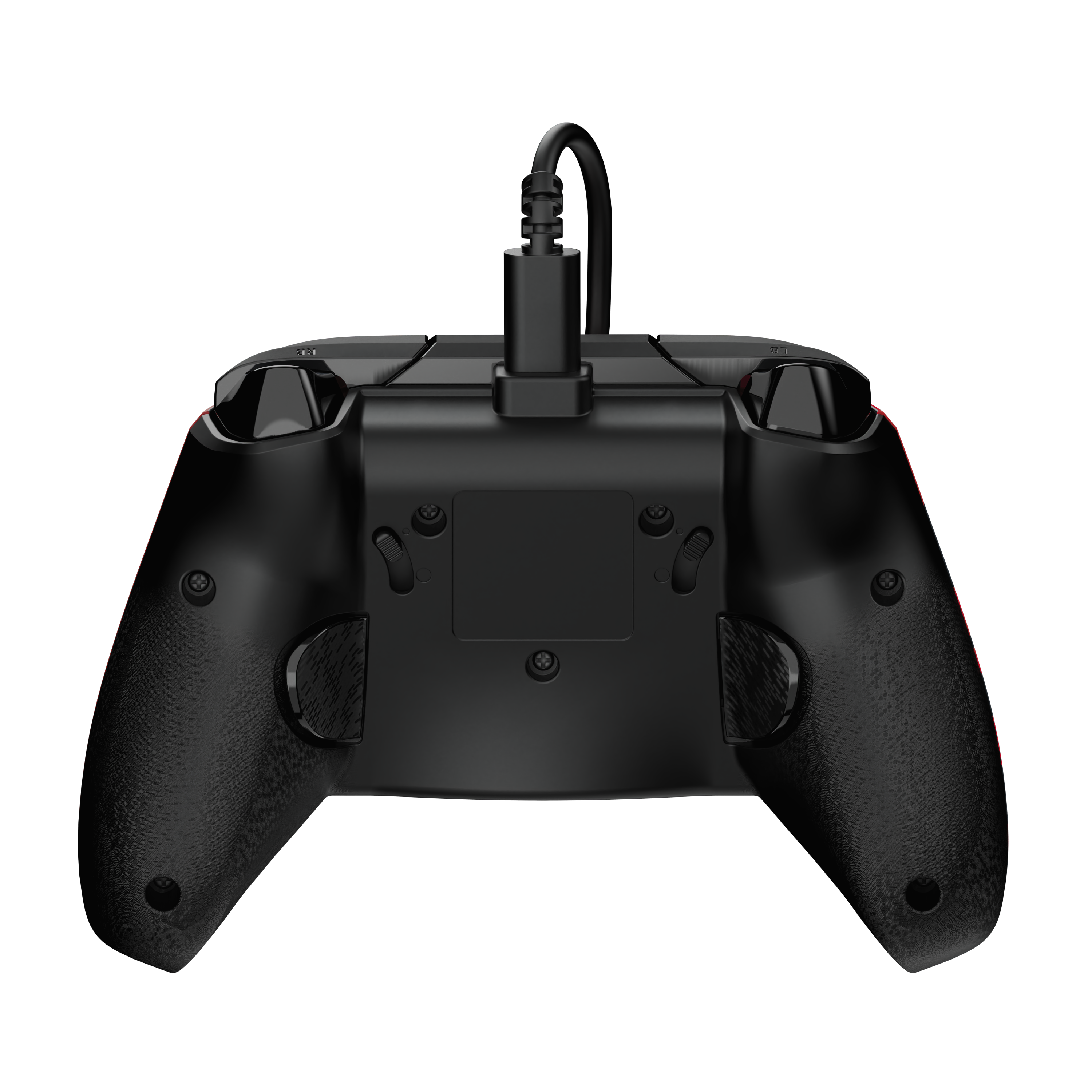Vue arrière d'une manette noire avec un câble USB-C branché sur fond sombre.