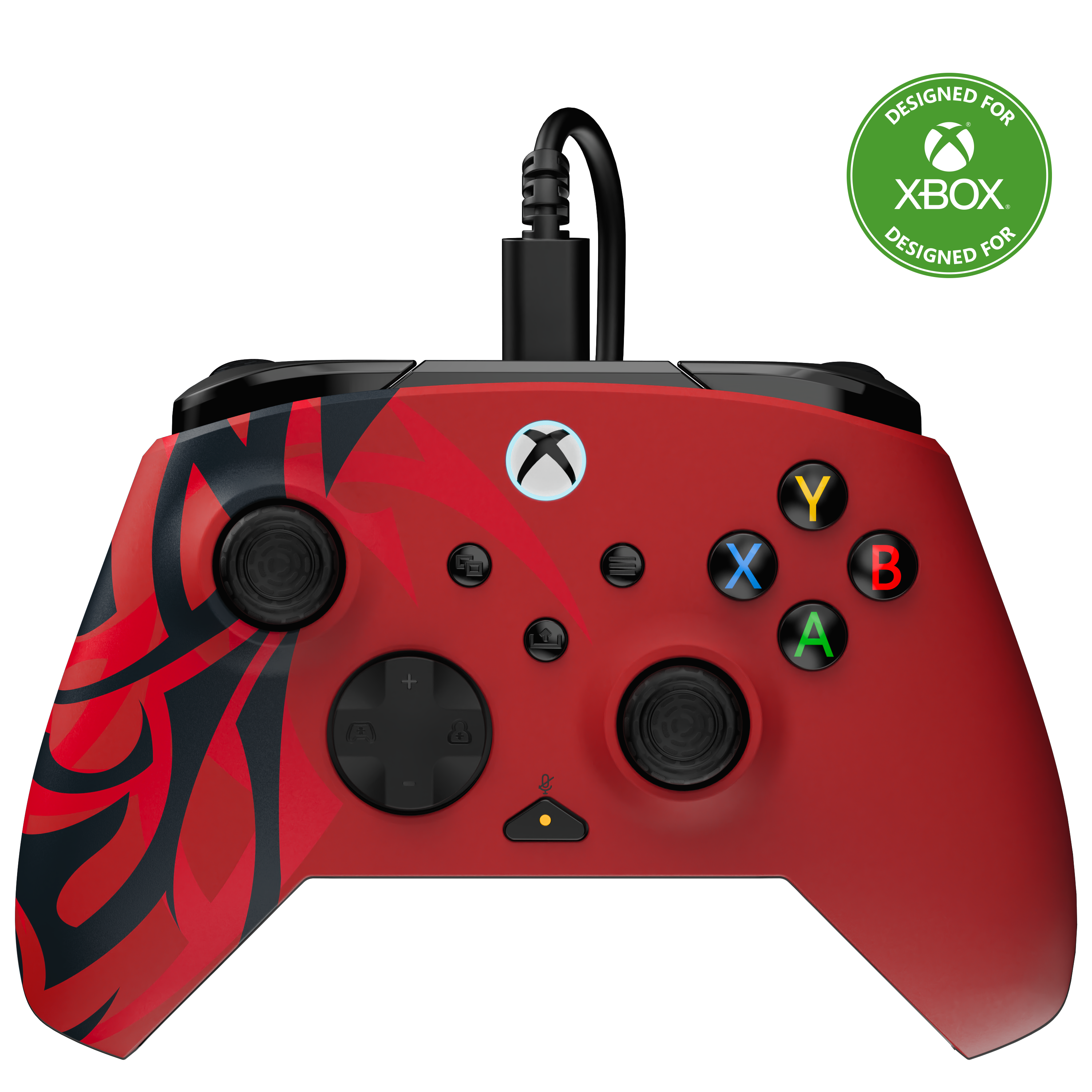 Une manette Xbox filaire rouge et noire avec design tribal, logo Xbox lumineux et boutons de couleur sur fond noir.