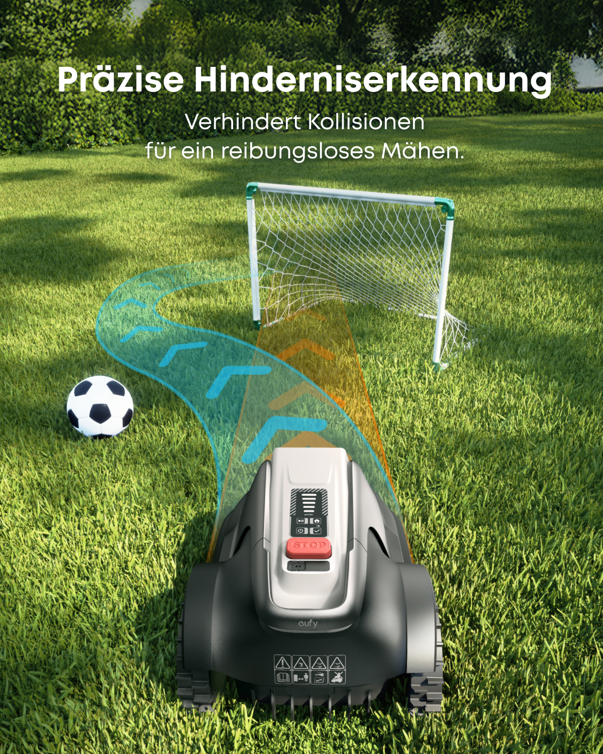 Ein Mähroboter umfährt einen Fußball und ein Tor auf einer Rasenfläche.