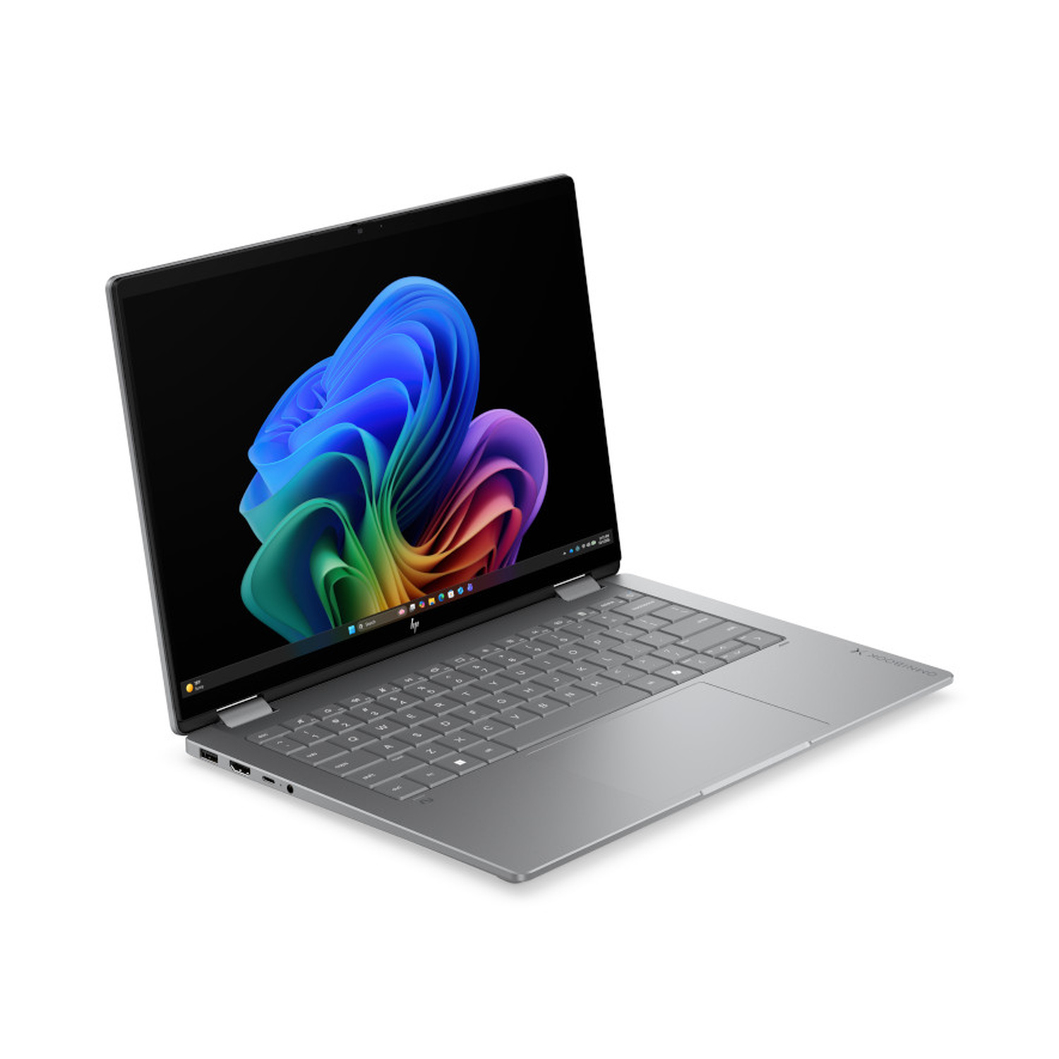Un computer portatile argentato con tastiera nera mostra un motivo astratto e colorato sullo schermo.