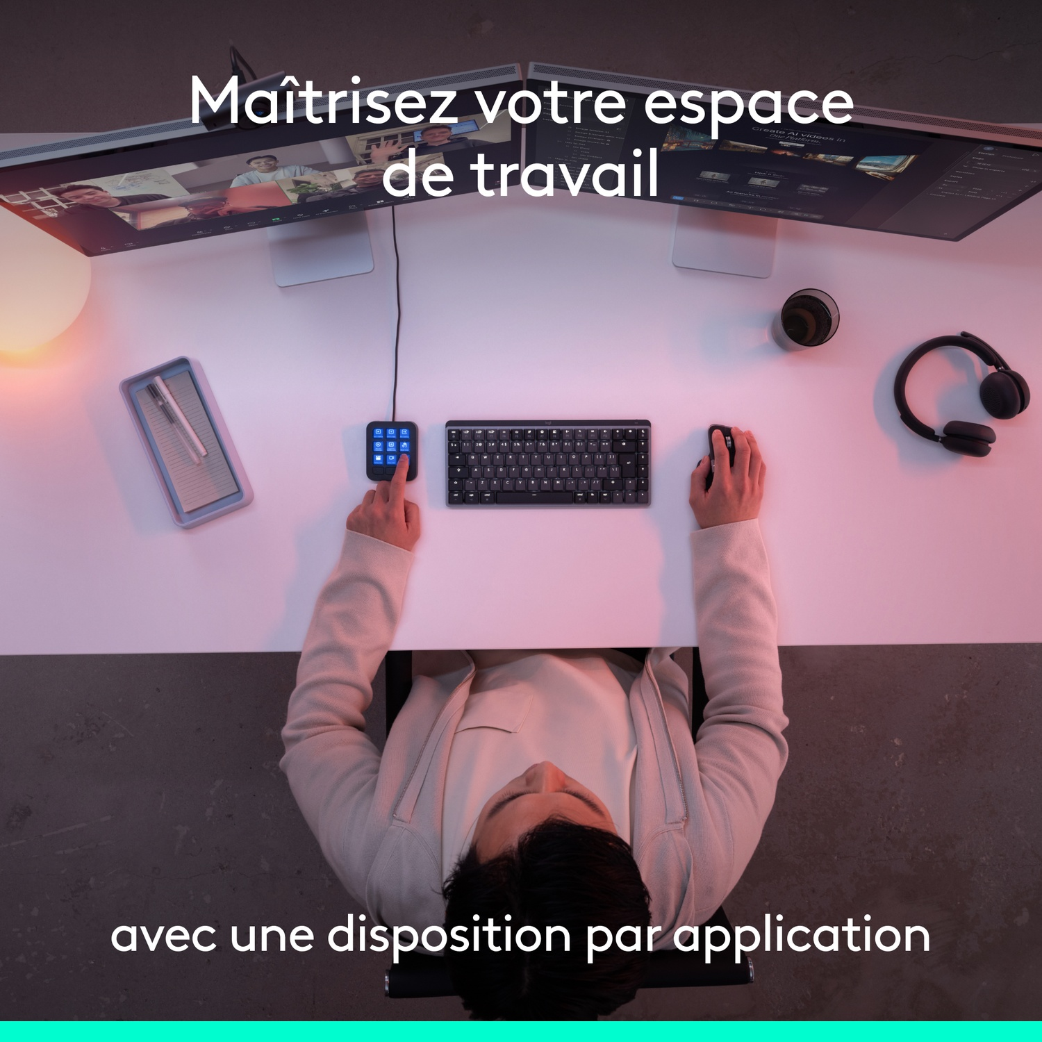 Personne travaillant à un bureau avec deux moniteurs, un clavier, une souris et un casque.