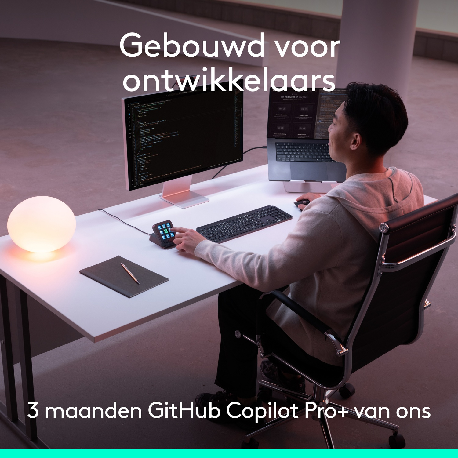 Een ontwikkelaar aan een modern bureau werkt op twee schermen. Nederlandse tekst.