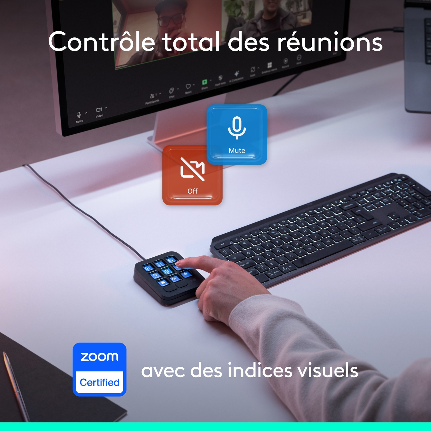 Main appuyant sur des boutons d'un contrôleur Zoom près du clavier.