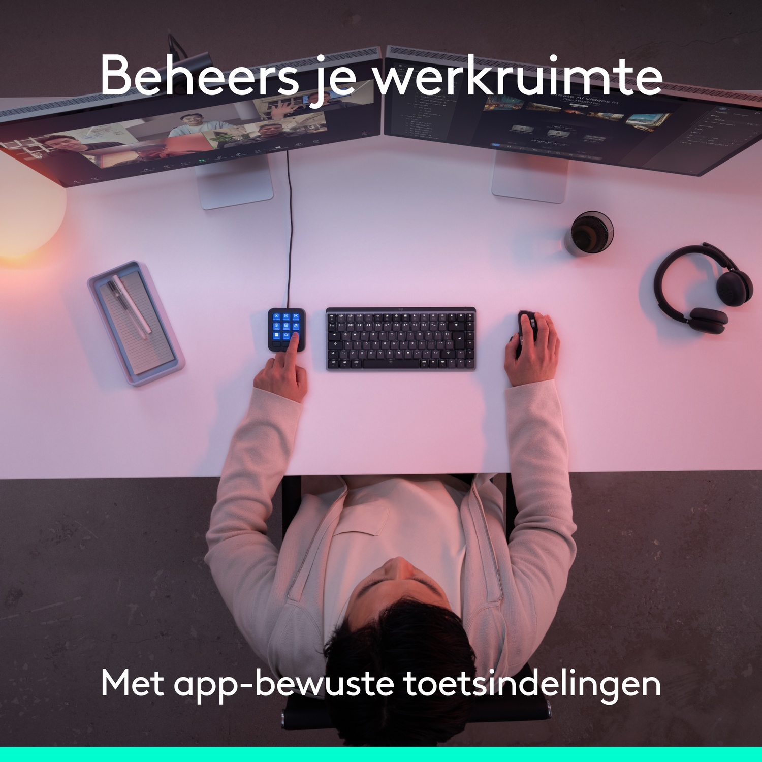 Persoon werkt aan een wit bureau met twee monitoren, toetsenbord, muis en accessoires.